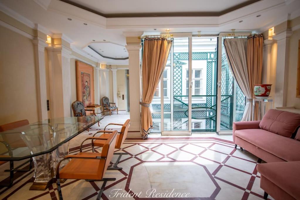Zum Blauen Karpfen Apartment Wina Bagian luar foto