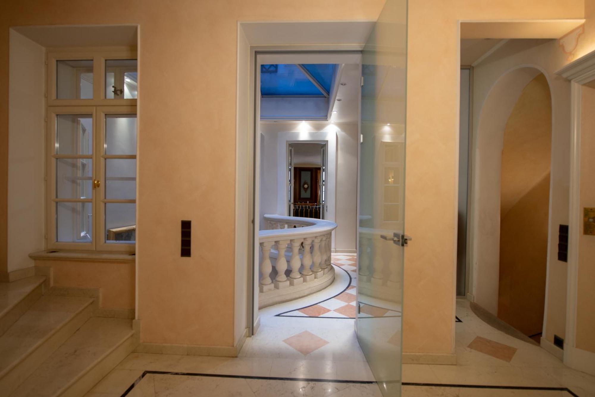 Zum Blauen Karpfen Apartment Wina Bagian luar foto