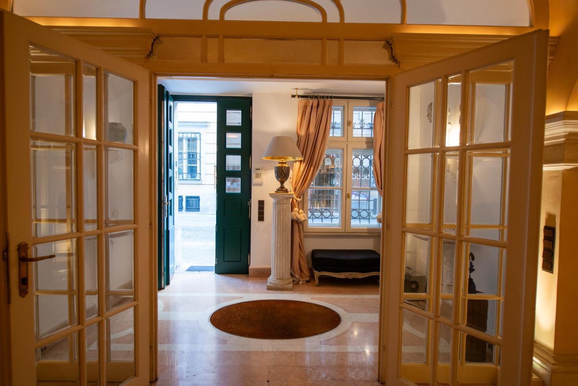 Zum Blauen Karpfen Apartment Wina Bagian luar foto