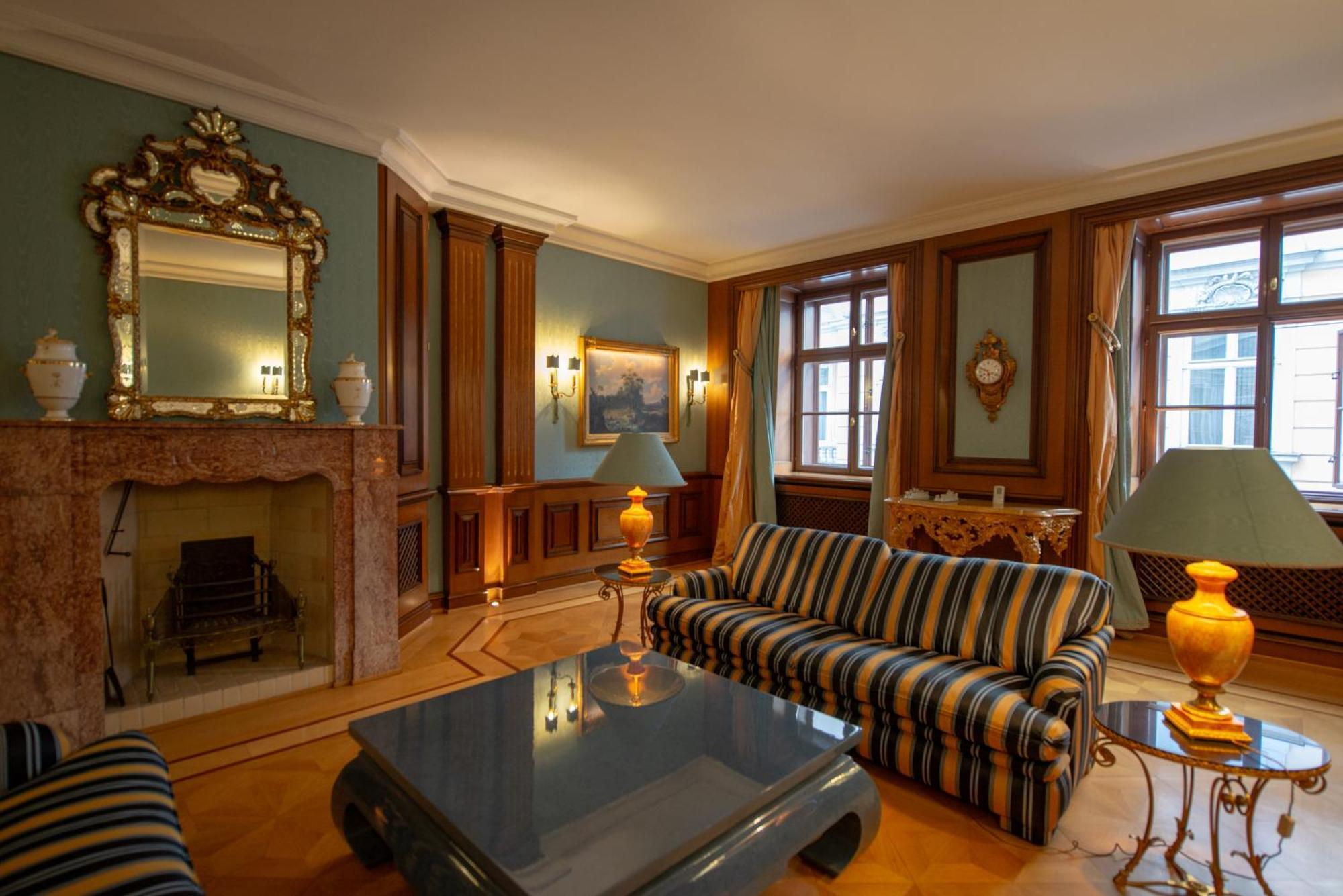 Zum Blauen Karpfen Apartment Wina Bagian luar foto