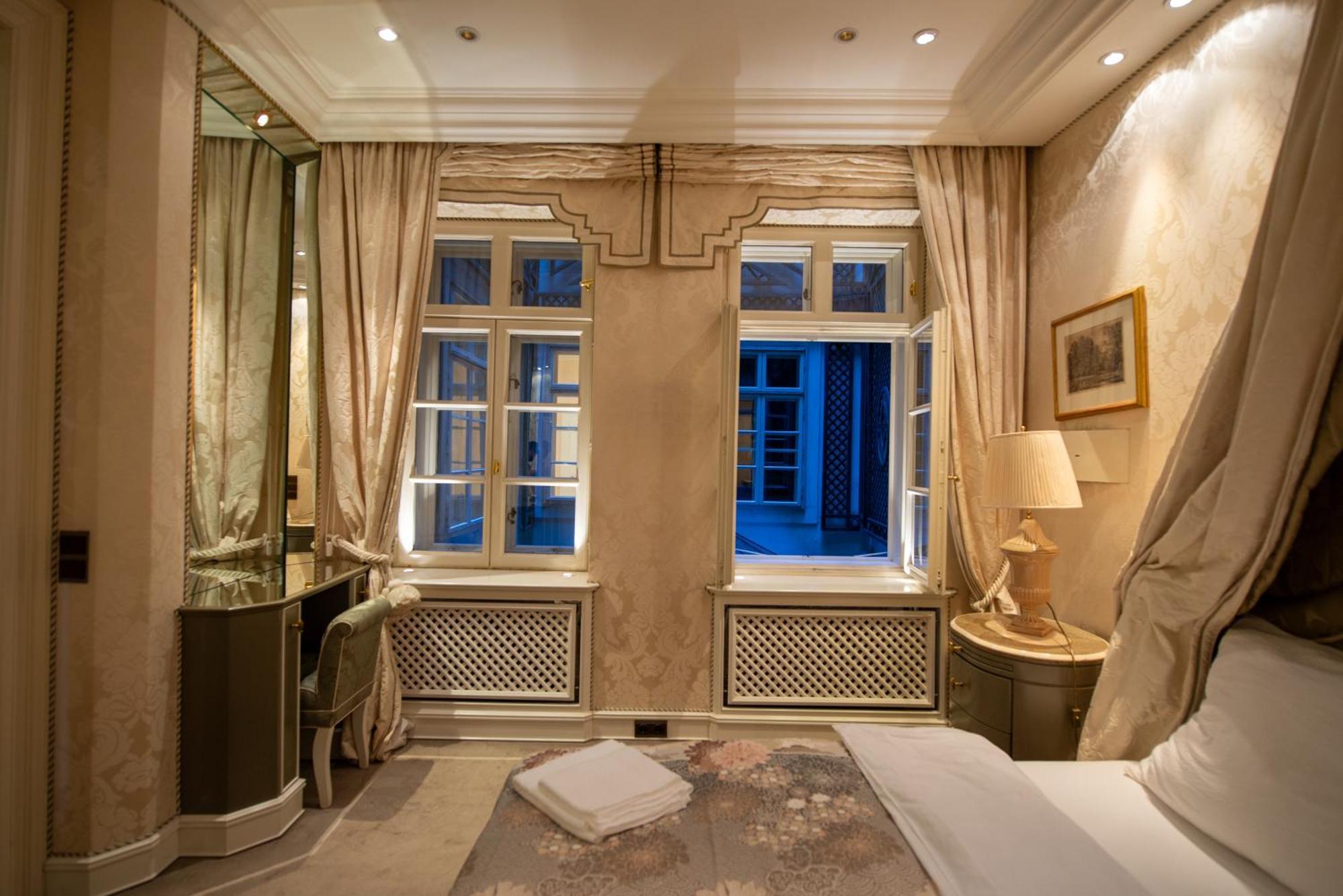 Zum Blauen Karpfen Apartment Wina Bagian luar foto