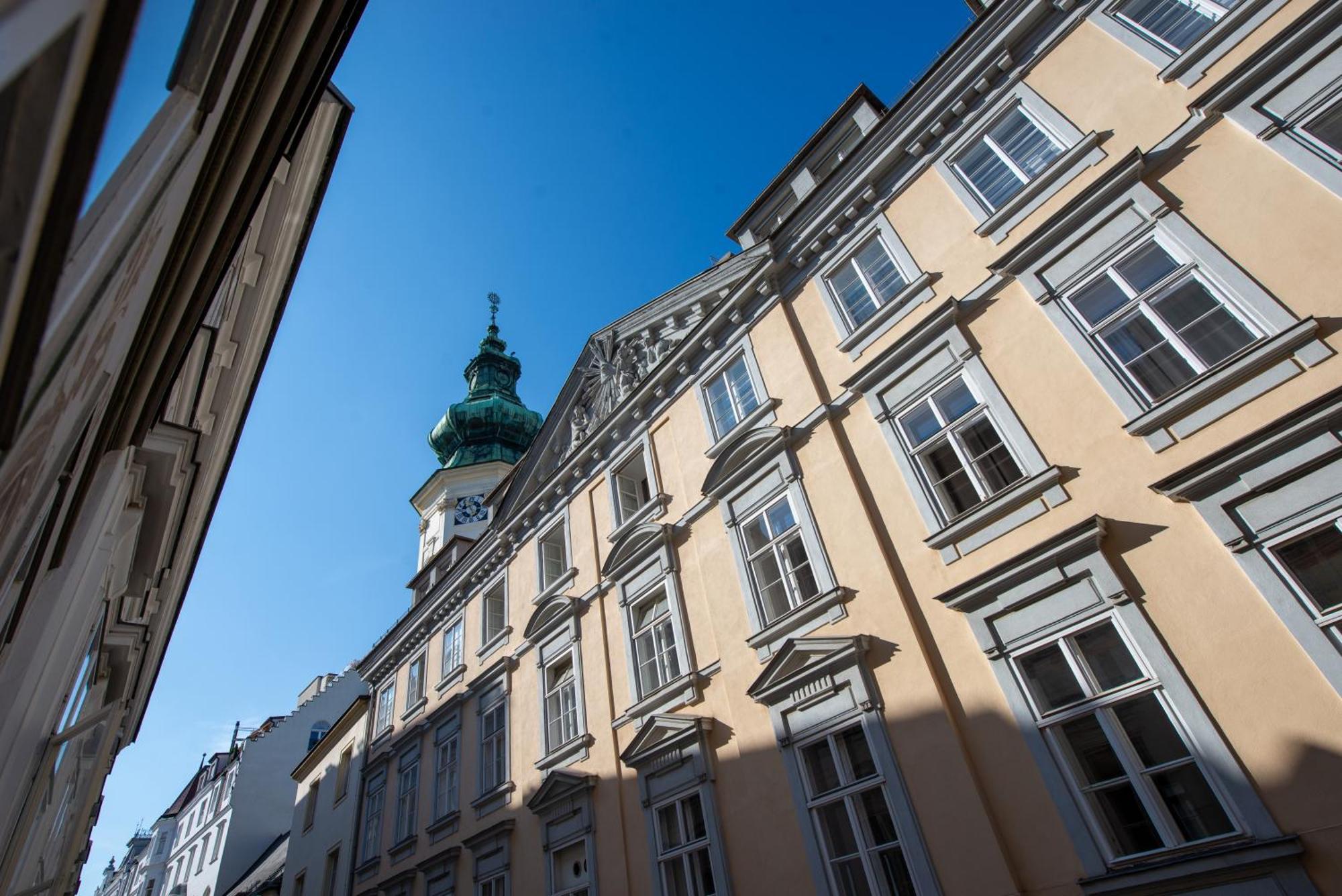Zum Blauen Karpfen Apartment Wina Bagian luar foto